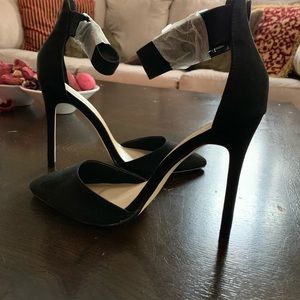 Shoe dazzle black pumps